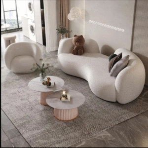 تصميم داخلي عصري لغرفة معيشة بأثاث كريمي أنيق